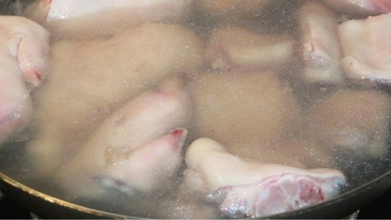 Chân giò được sơ chế sạch sẽ