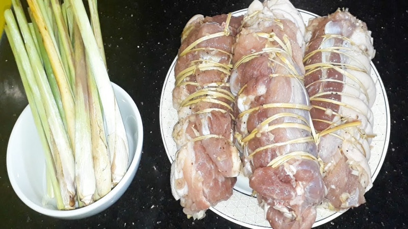 giò heo đã ướp được buộc cố định