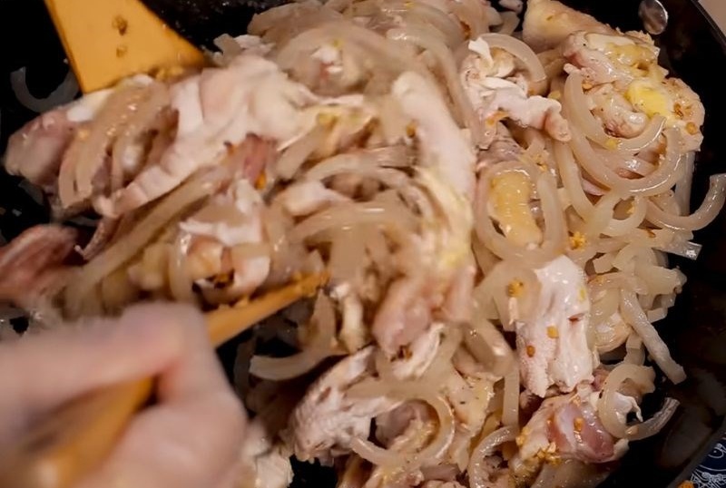 món gà xào cùng nguyên liệu