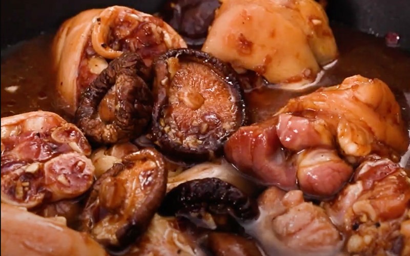 Cận cảnh giò heo và nấm đông cô đang được kho