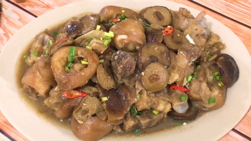 Thành phẩm món giò heo kho nấm đông cô bày ra đĩa