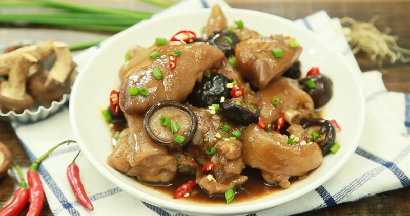 Món giò heo kho nấm đông cô thơm lừng, rắc ớt