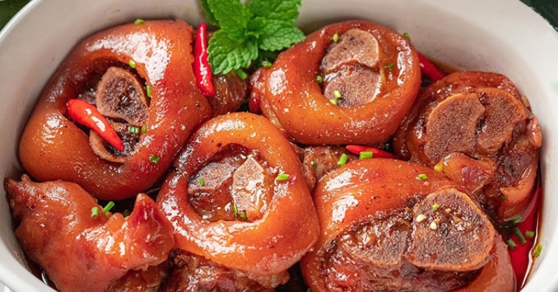 Món giò heo kho tàu ngon đúng vị