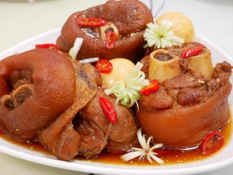 Món chân giò heo kho tàu