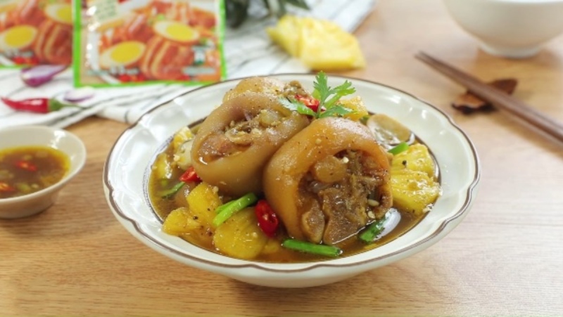 Món giò heo kho dứa