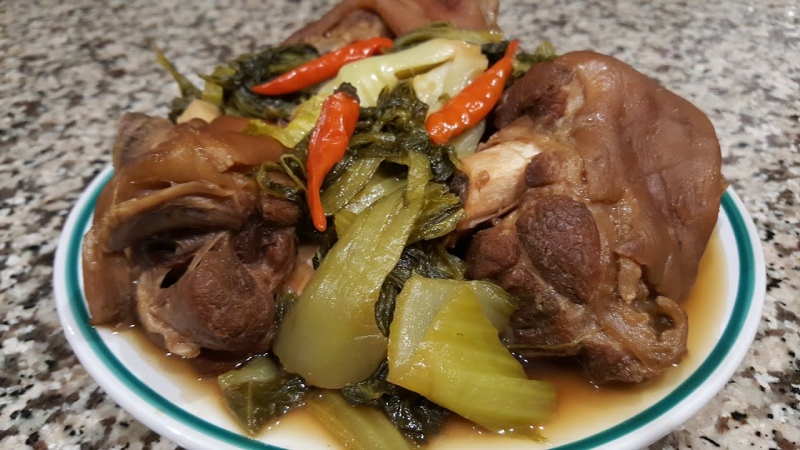Món giò heo kho cải chua