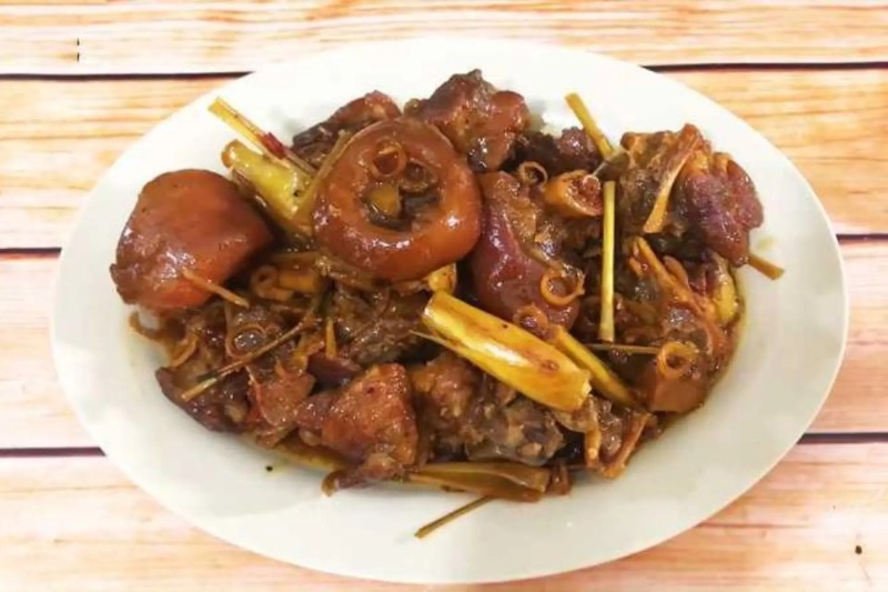 Món chân giò kho riềng thơm ngon