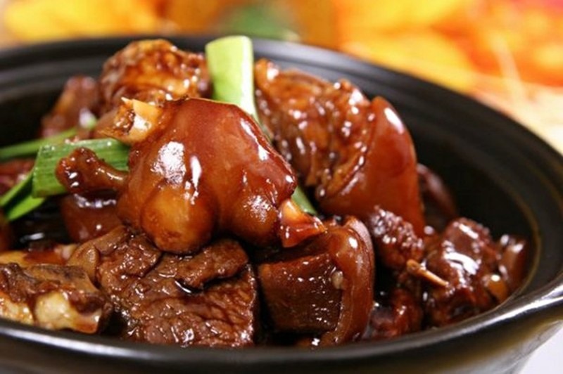 Món chân giò kho cô ca màu cánh gián