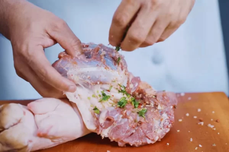 Ưu tiên chọn giò heo rắn chắc
