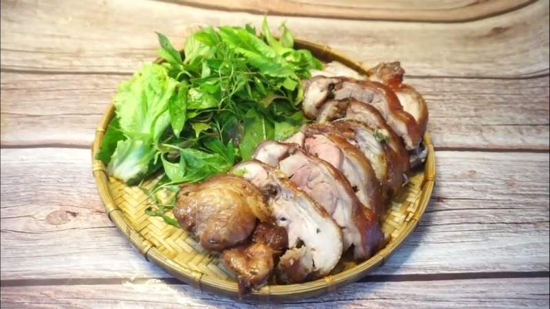 Món giò heo nướng thơm ngon ăn kèm rau xanh.