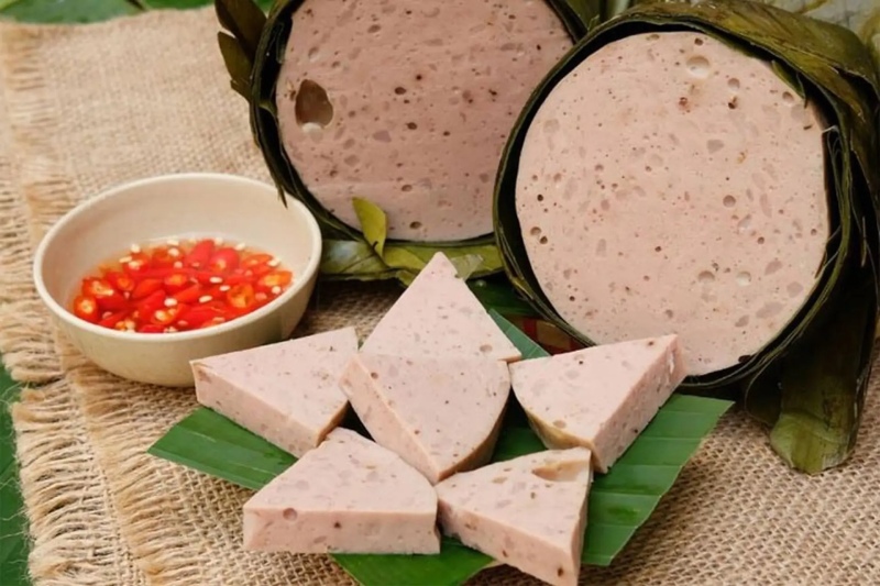 Giò lụa cắt khoanh kèm chén nước mắm ớt