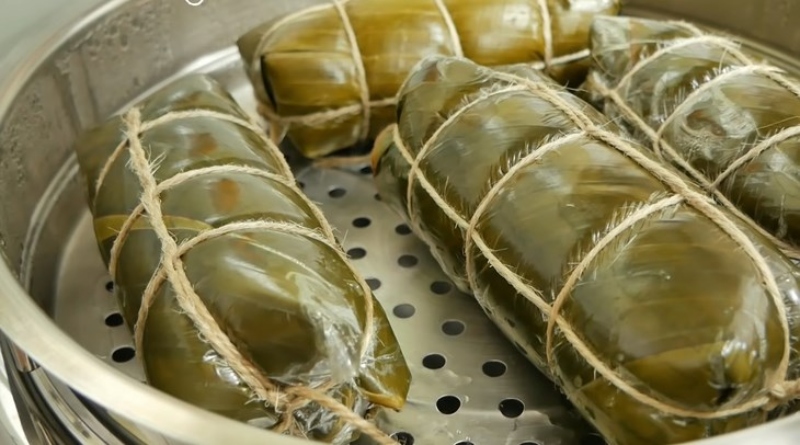 Giò lụa gói lá chuối hấp trong nồi