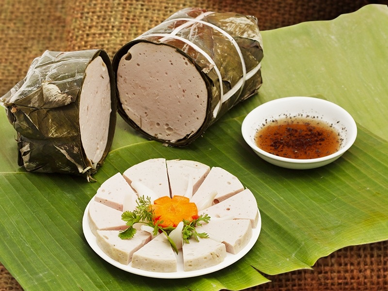 Giò lụa cắt lát bày trên đĩa cùng nước chấm
