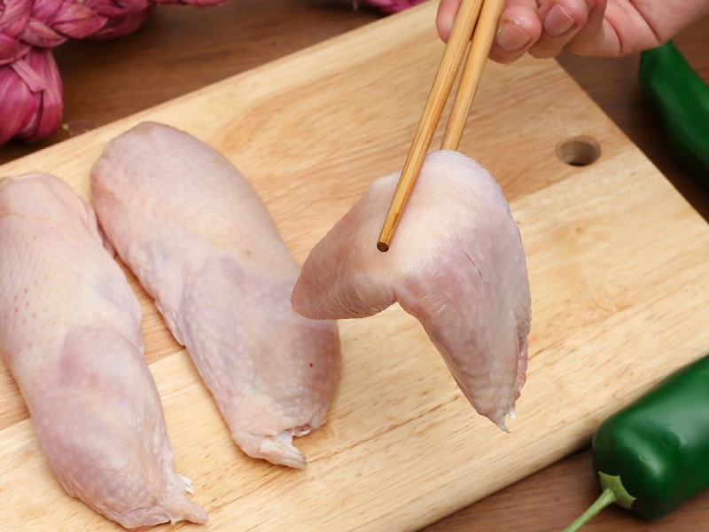 Thịt gà tươi được bày trên thớt