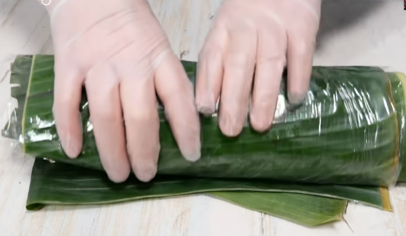 Gói giò lụa bằng lá chuối và màng bọc thực phẩm