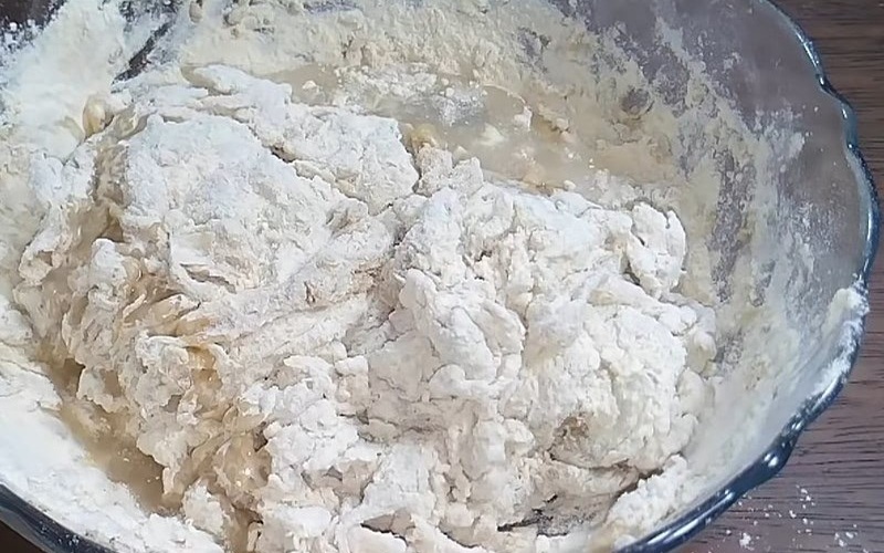 trộn bột mì căn với hỗn hợp nước 