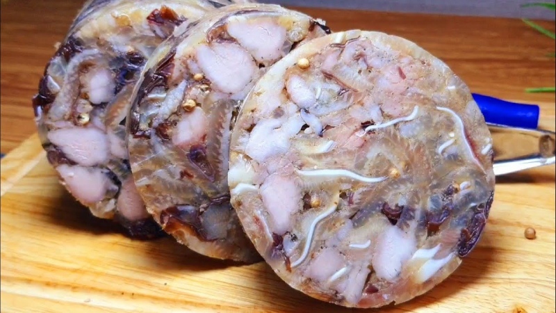 hoàn thành món giò thủ nén bằng chai nhựa thơm ngon chuẩn vị