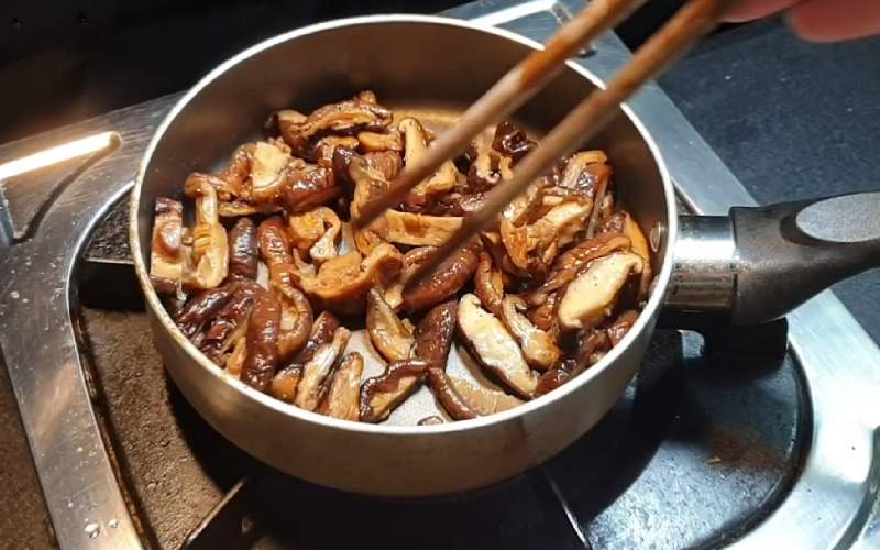Tiến hành công đoạn xào nấm