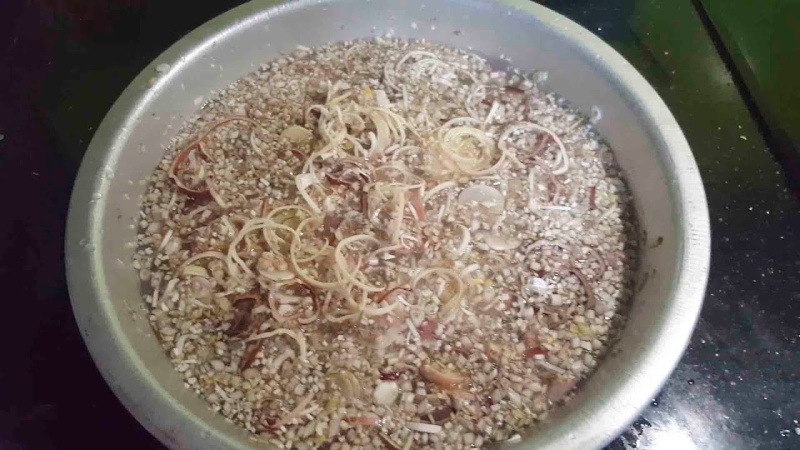Ngâm hoa chuối trong nước
