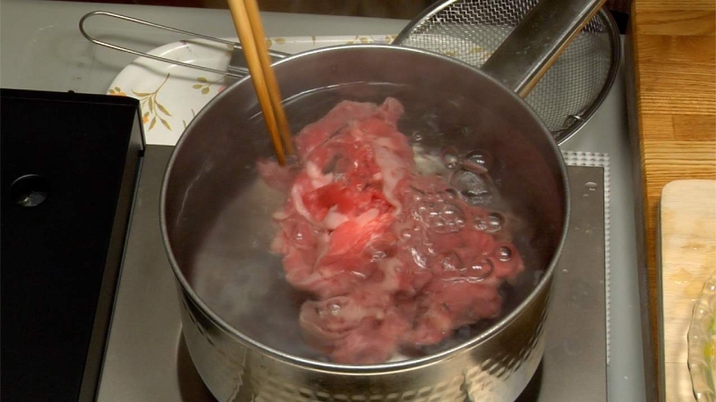 Chần thịt bò cho tái