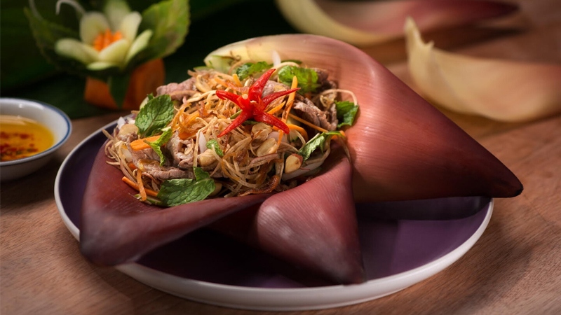 Món nộm bắp bò hoa chuối với rau kinh giới