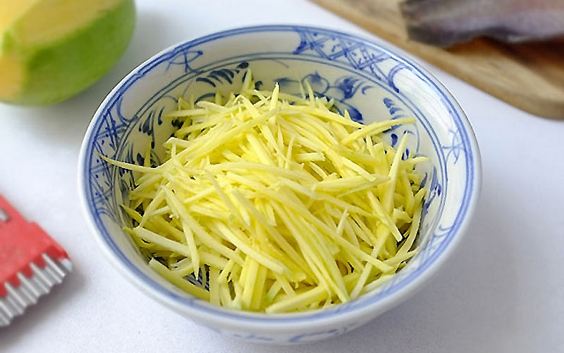 sơ chế xoài làm gỏi