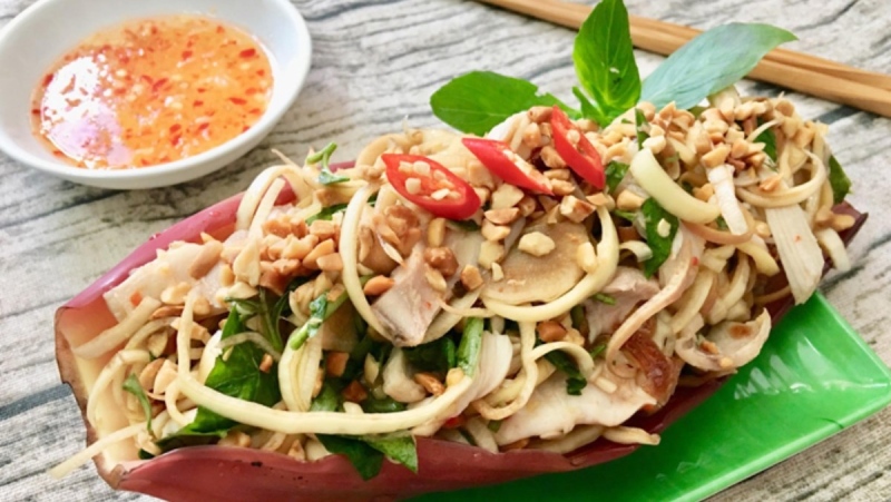 Trang trí dĩa gỏi chuối thịt heo