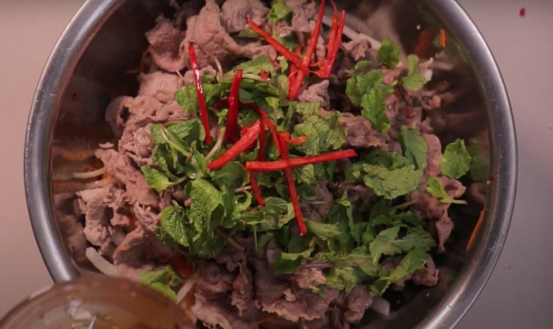 Trộn gỏi bằng thau