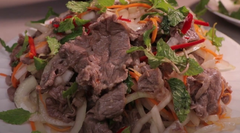 Đĩa gỏi bò với hành tây
