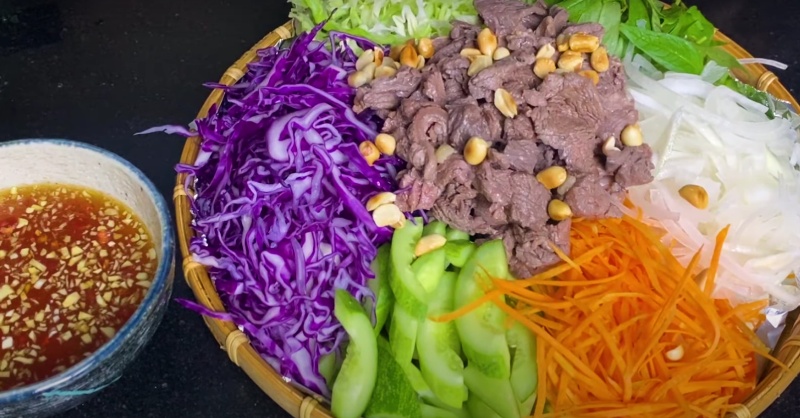 Mẹt gỏi bò ngũ sắc hấp dẫn