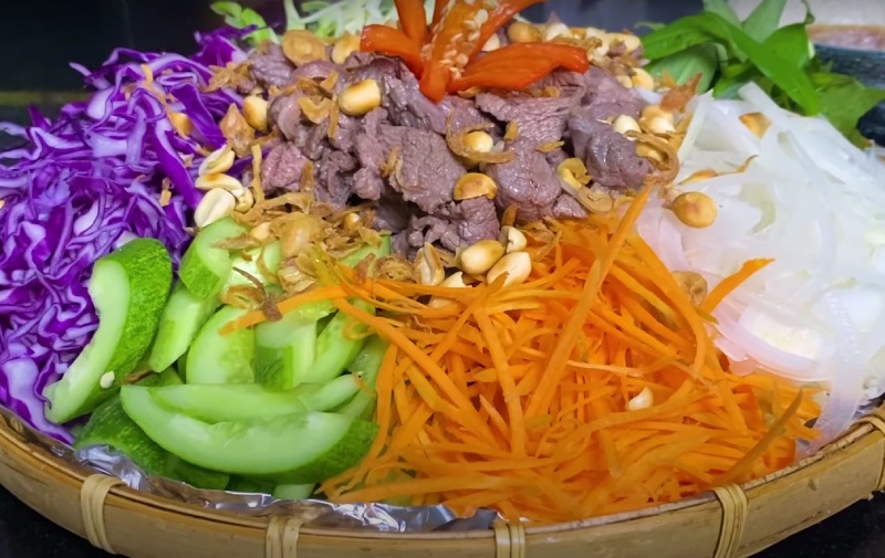 Món gỏi bò ngũ sắc đẹp mắt