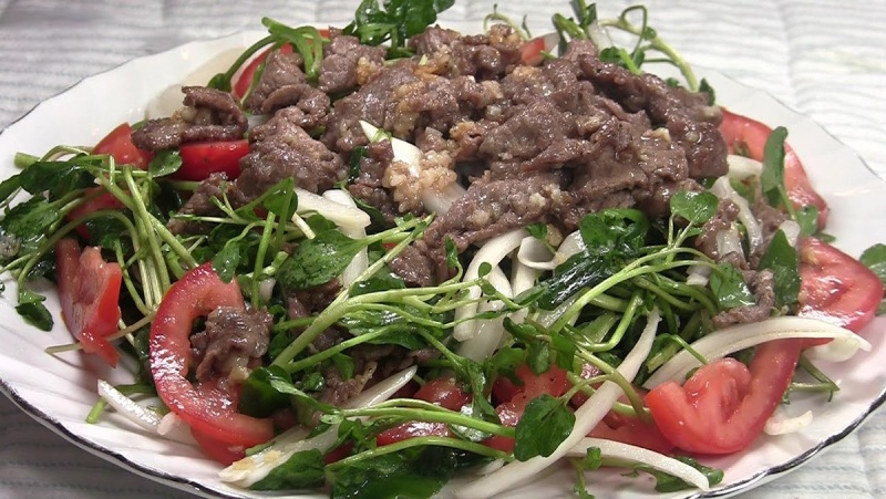 gỏi bò xoài lách xoong chua ngọt cực bắt vị