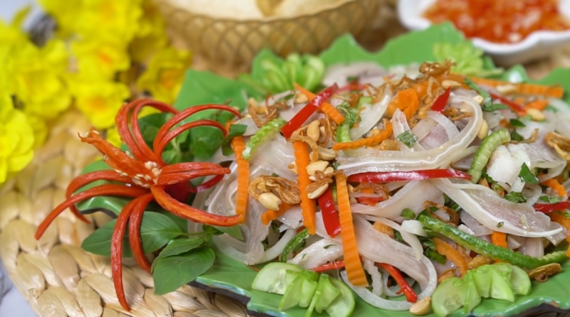 Thành phẩm gỏi cóc tai heo trộn chua ngọt, bày trí đẹp mắt trên đĩa lá chuối