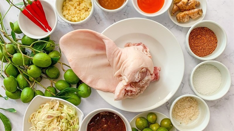 Nguyên liệu chính làm gỏi cóc tai heo: Tai heo, cóc non, ớt, nước mắm