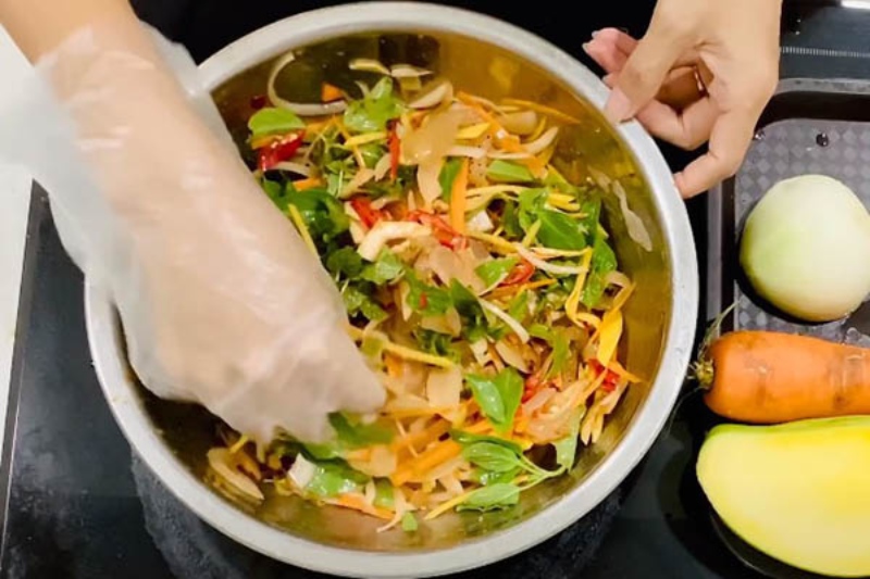 Trộn gỏi cóc tai heo cùng các loại rau thơm, cà rốt và gia vị