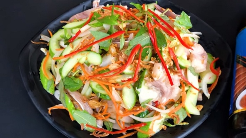 Món gỏi tai heo trộn cóc non, rau thơm và hành phi sẵn sàng thưởng thức