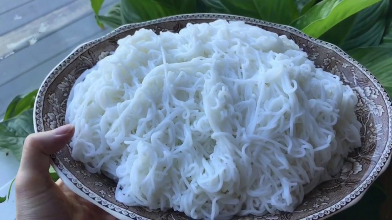 Sơ chế bún để làm gỏi cuốn