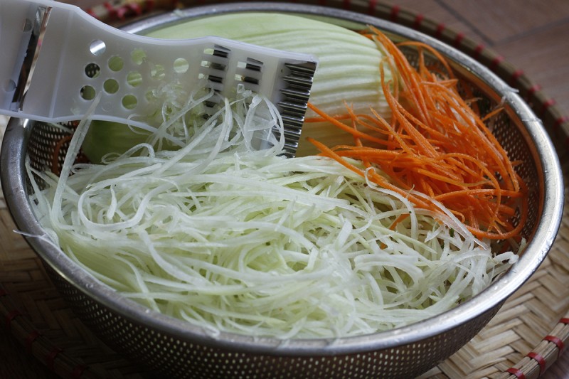 Sơ chế nguyên liệu làm gỏi đu đủ khô bò chay
