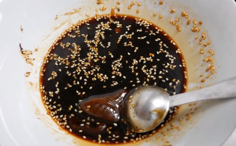 Pha nước xốt trộn gỏi đu đủ chay