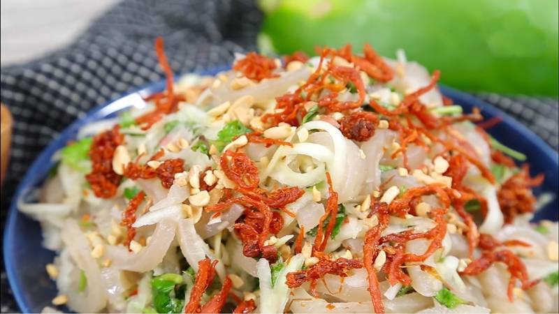 Một dĩa gỏi đu đủ da heo thơm ngon đậm đà