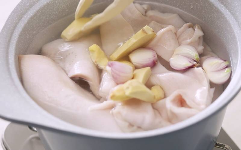 Luộc da heo với gừng và hành