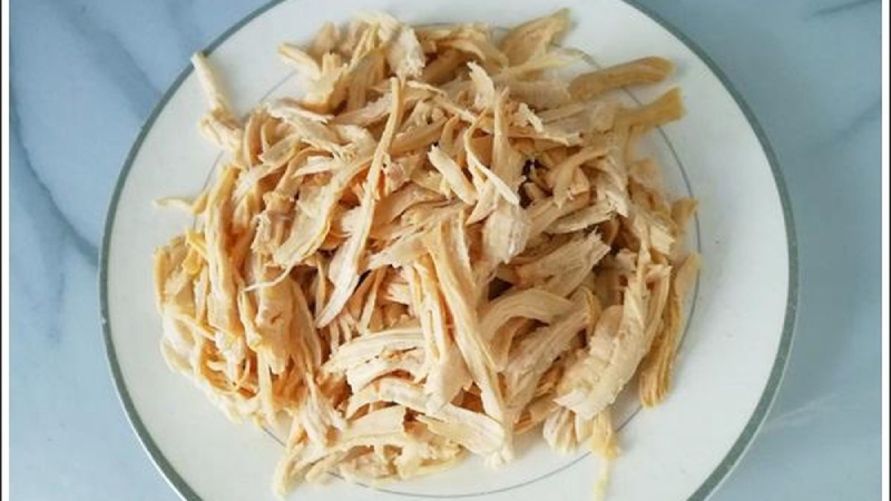 Gà luộc xé sợi để trộn gỏi