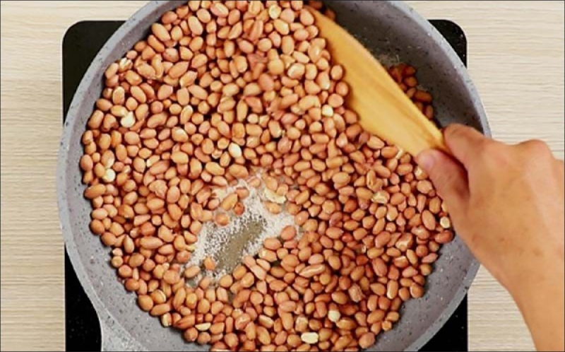 Rang đậu phộng trên chảo chống dính