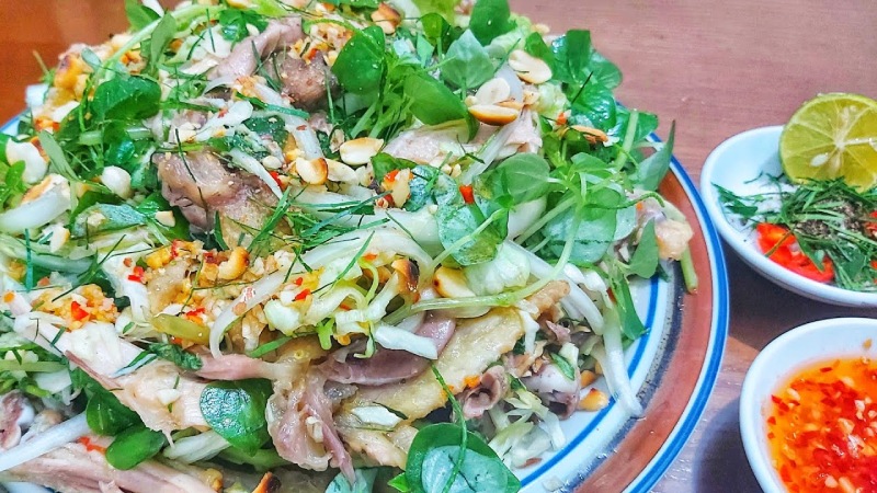 Món gỏi gà rau càng cua hoàn chỉnh, rắc thêm đậu và rau răm