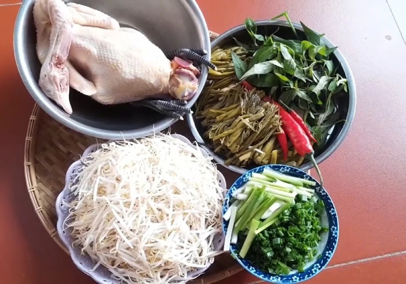 Nguyên liệu làm gỏi gồm gà ta, rau móp, rau thơm và ớt