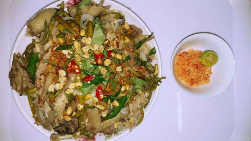 Đĩa gỏi gà rau móp chua cay, rắc đậu phộng rang và hành phi