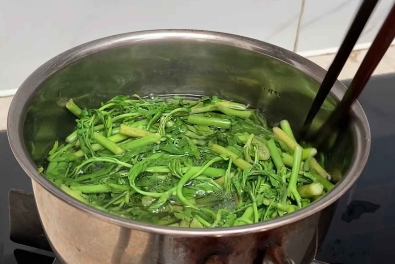 Rau nhút được luộc sơ qua nước sôi để giữ độ giòn và màu xanh mướt