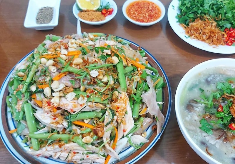 Món ăn hoàn chỉnh với đĩa gỏi gà rau nhút hấp dẫn