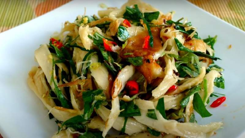 Hoàn thành gà xé phay chay từ mì căn ngon bắt vị
