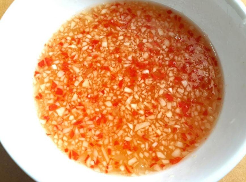 Bát nước chấm chua cay với tỏi ớt băm nhuyễn